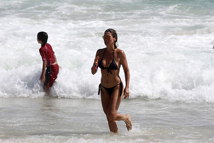 Flávia Alessandra e Otaviano Costa em clima de romance na praia