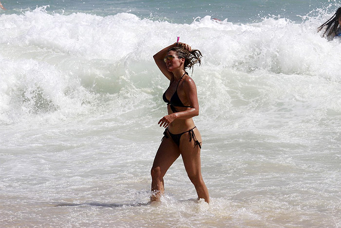 Flávia Alessandra e Otaviano Costa em clima de romance na praia