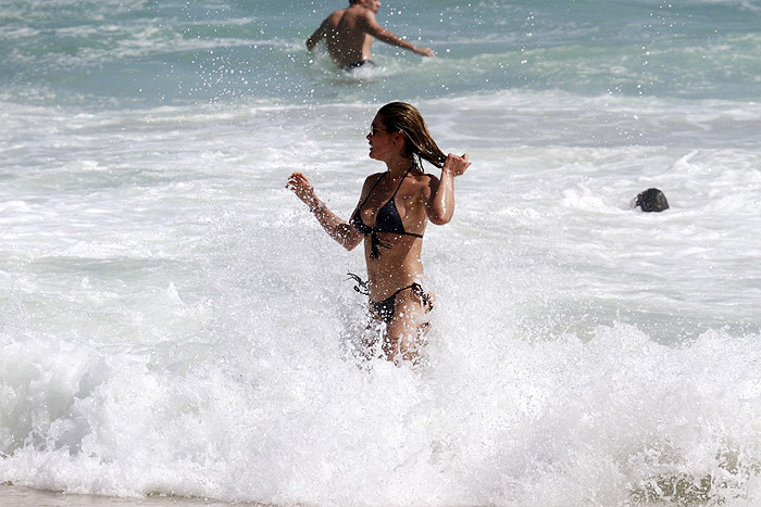 Flávia Alessandra e Otaviano Costa em clima de romance na praia