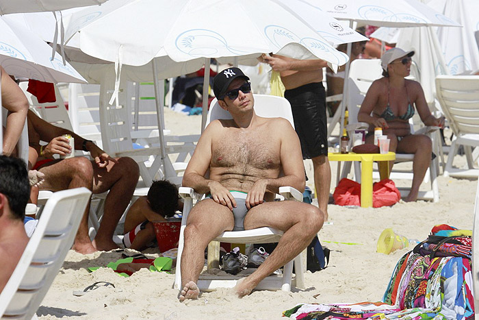 Flávia Alessandra e Otaviano Costa em clima de romance na praia