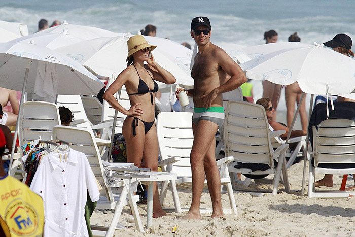 Flávia Alessandra e Otaviano Costa em clima de romance na praia