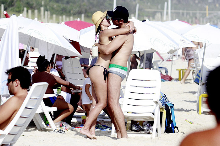 Flávia Alessandra e Otaviano Costa em clima de romance na praia