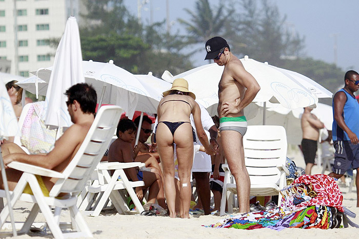 Flávia Alessandra e Otaviano Costa em clima de romance na praia