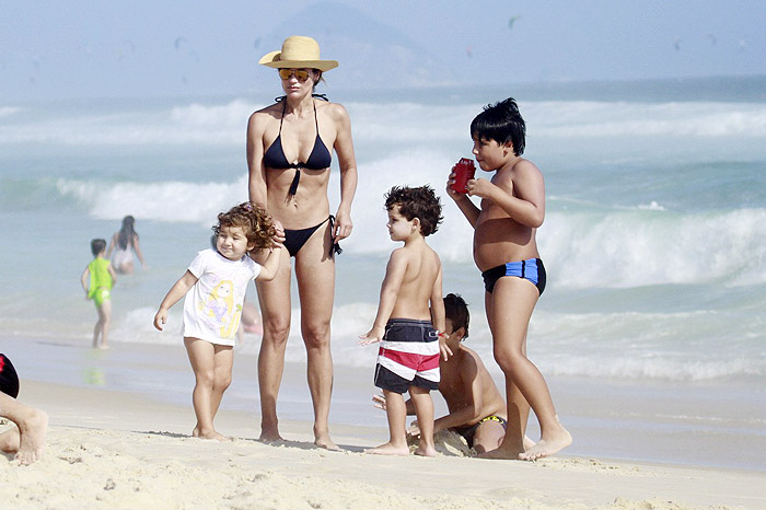 Flávia Alessandra e Otaviano Costa em clima de romance na praia