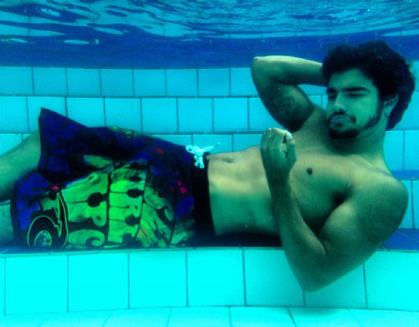 Caio Castro faz graça e pose durante mergulho