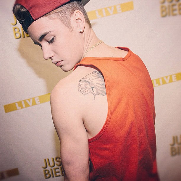 Justin Bieber faz tatuagem em homenagem ao avô