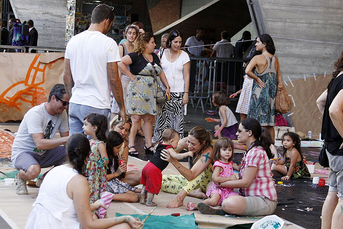 Filho de Luana Piovani rouba a cena e atrai muitos fãs no Museu de Arte Moderna - Veja as Fotos