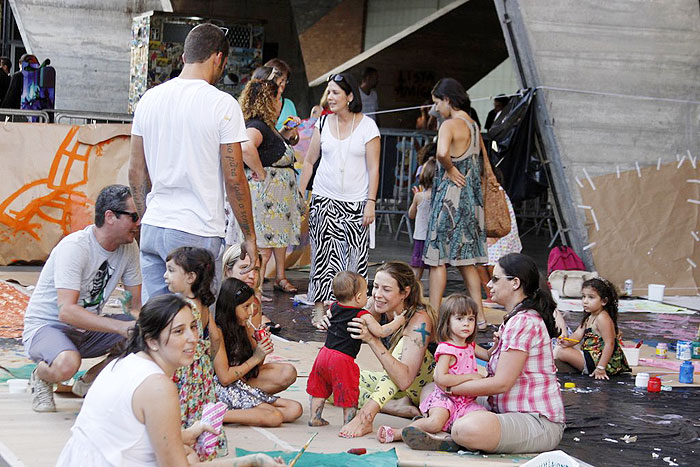 Filho de Luana Piovani rouba a cena e atrai muitos fãs no Museu de Arte Moderna - Veja as Fotos