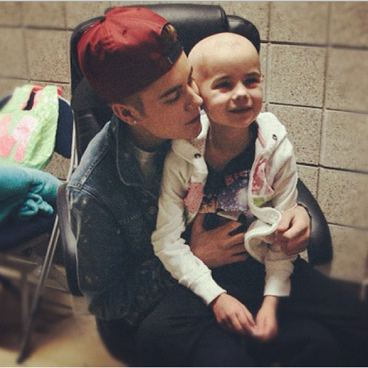 Justin Bieber visita garotinha com leucemia em hospital, antes de show