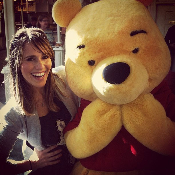 Fernanda Pontes se diverte como criança ao lado do Ursinho Pooh