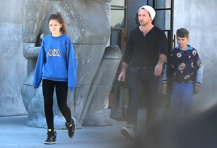  Jude Law passeia com os filhos em Los Angeles