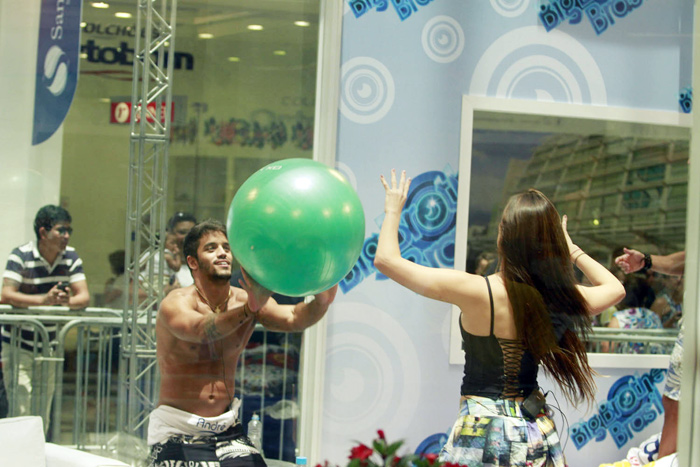 Kamilla e André se divertem com uma bola