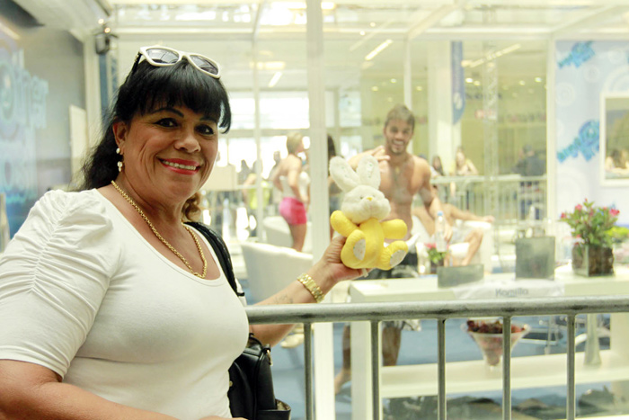 Mãe de André Coelho leva um bichinho de pelúcia para homenagear a família