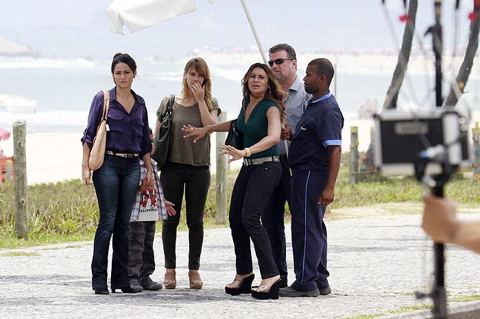 Em dia quente, Carolina Dieckmann e Nanda Costa gravam no Rio