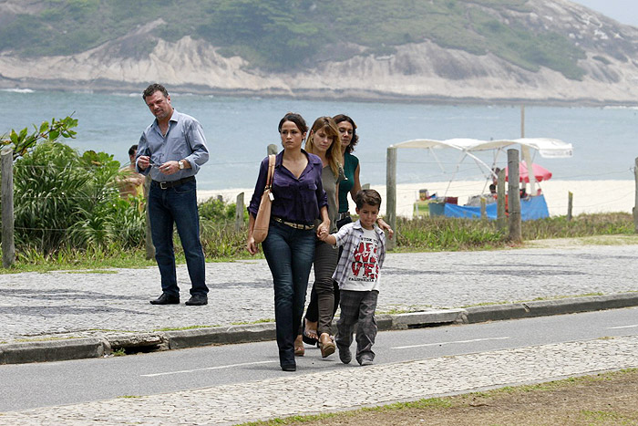 Em dia quente, Carolina Dieckmann e Nanda Costa gravam no Rio