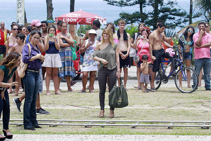 Em dia quente, Carolina Dieckmann e Nanda Costa gravam no Rio