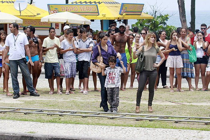 Em dia quente, Carolina Dieckmann e Nanda Costa gravam no Rio