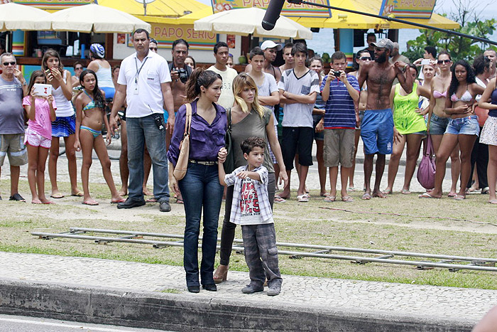 Em dia quente, Carolina Dieckmann e Nanda Costa gravam no Rio