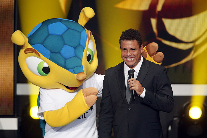 Ronaldo posa com Fuleco, o mascote da Copa no Brasil, na Suíça