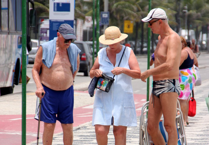 Marcos Caruso aproveita calor no Rio e curte praia com os pais