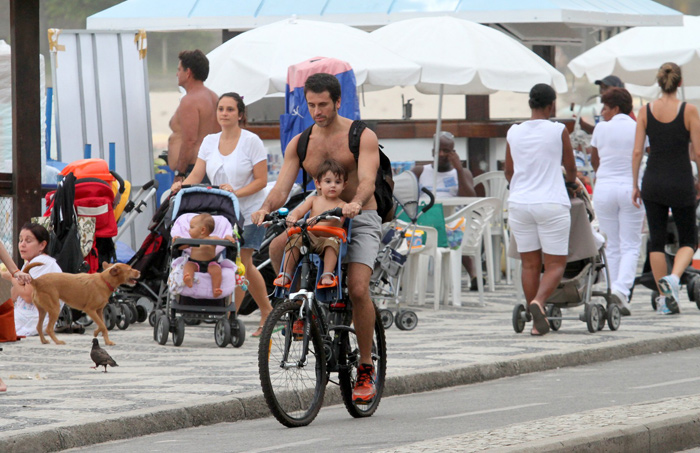 Eriberto Leão brinca com o filho na praia do Leblon, no Rio