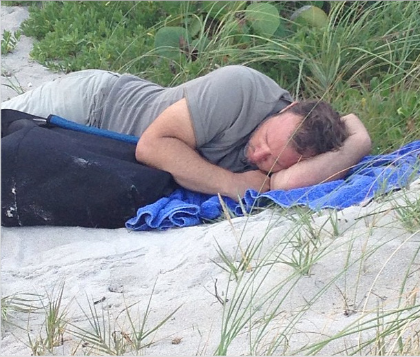 Após ser flagrada em praia, Kim Kardashian fotografa paparazzo dormindo