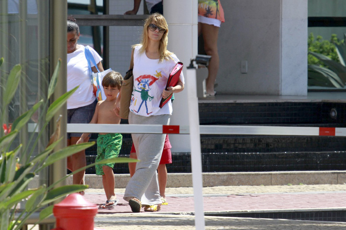 Carol Dieckmann leva o filho junto para gravar Salve Jorge