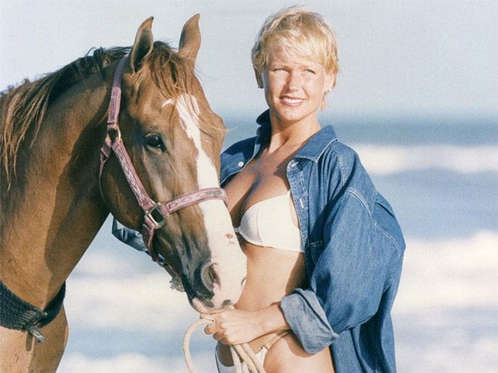 Xuxa aparece de biquíni e na praia em foto antiga