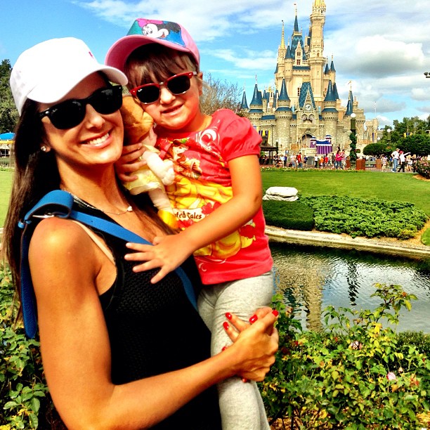 Ticiane e Rafa Justus fazem pose em frente ao castelo da Cinderela