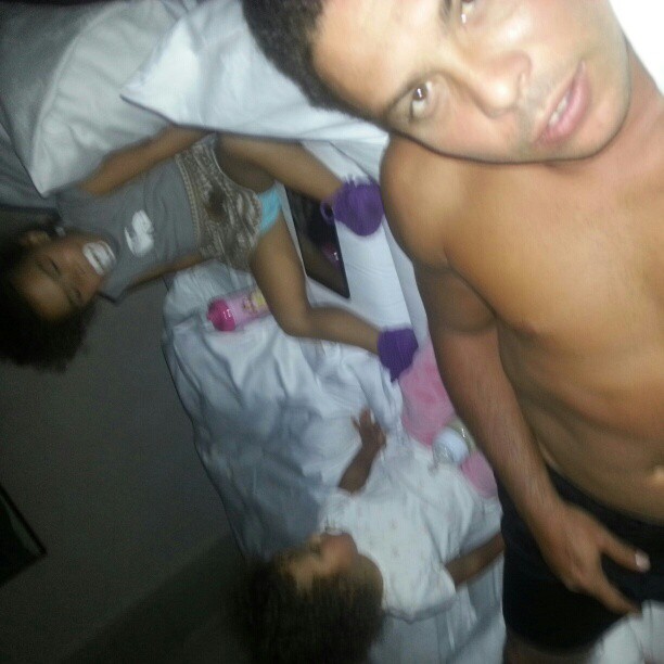Ronaldo Fenômeno mostra a bagunça na hora de dormir com as filhas