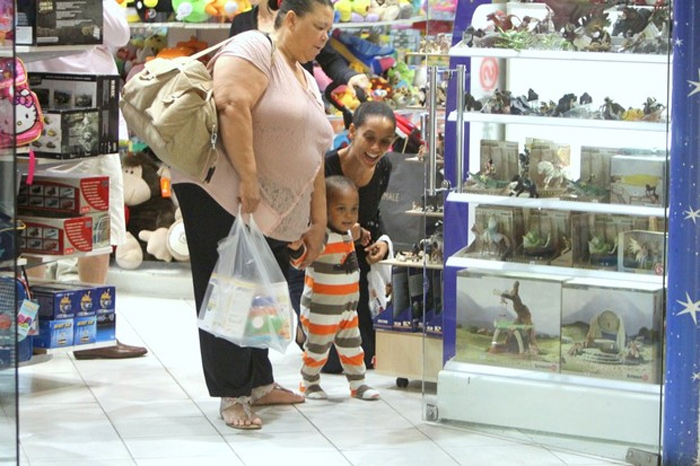 Taís Araújo leva o filho ao shopping