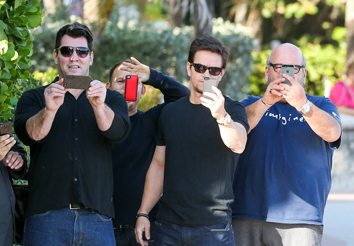 Mark Wahlbert e amigos se divertem tirando fotos de paparazzi