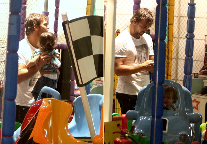 Paizão, Marcelo Faria brinca com a filha em parque no Rio