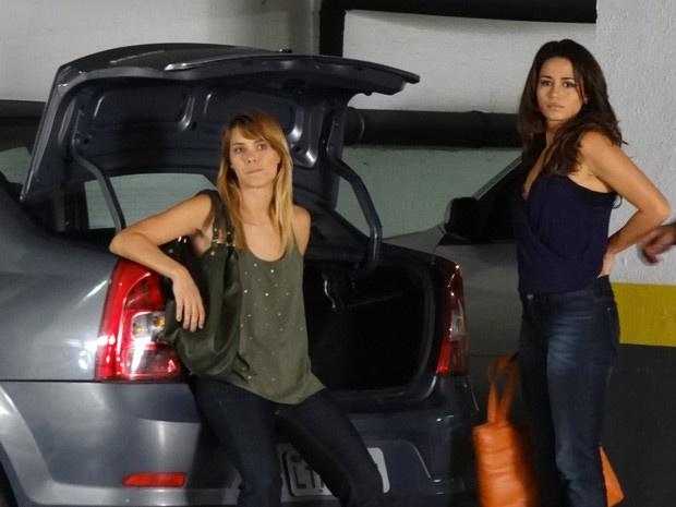 Carolina Dieckmann e Nanda Costa gravam em porta-malas de carro