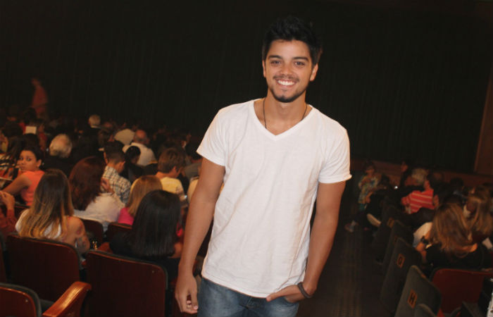 Bruno Gissoni estreia peça ao lado do pai e recebe o irmão Rodrigo Simas