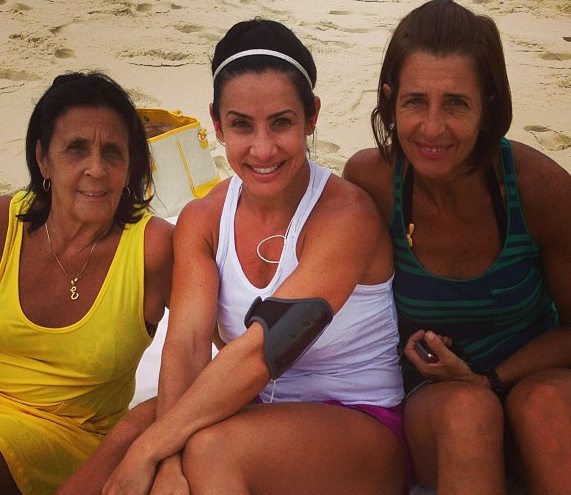 Sheila Carvalho posta foto com mãe e irmã