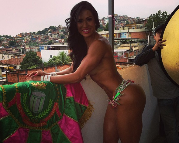 Gracyane Barbosa faz topless na laje do morro da Mangueira