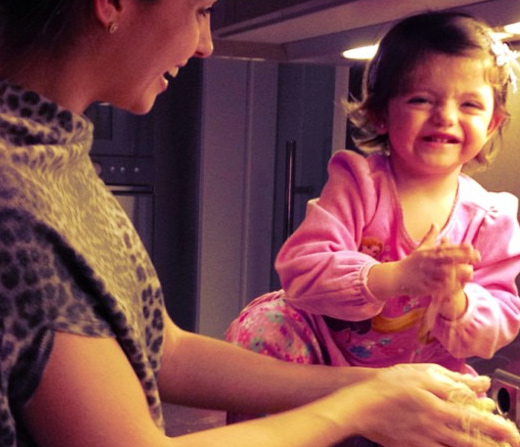 Mulher do jogador Kaká faz torta com a filha
