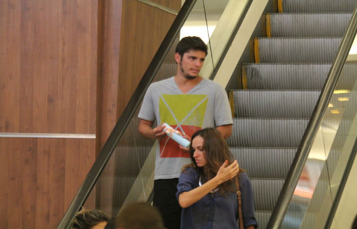 Rodrigo Simas passeia por shopping carioca com morena