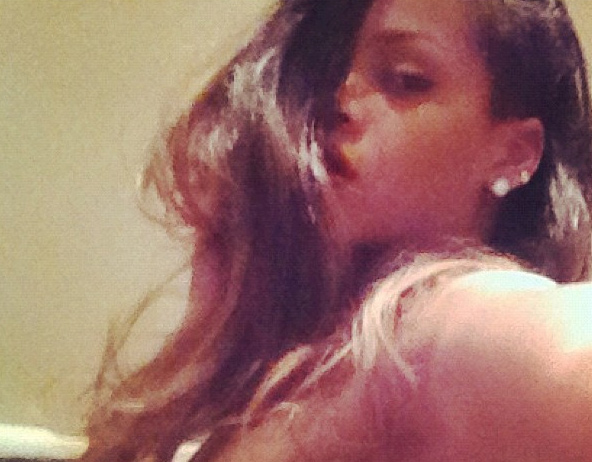 Rihanna faz pose sexy para mostrar seu novo look