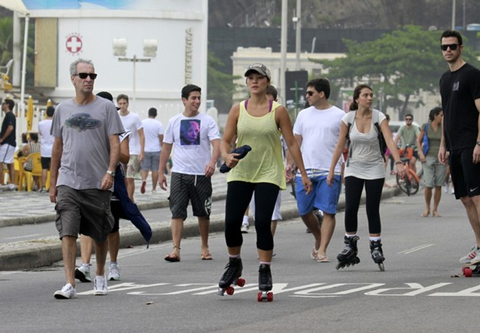 Geovanna Tominaga se diverte andando de patins na orla carioca