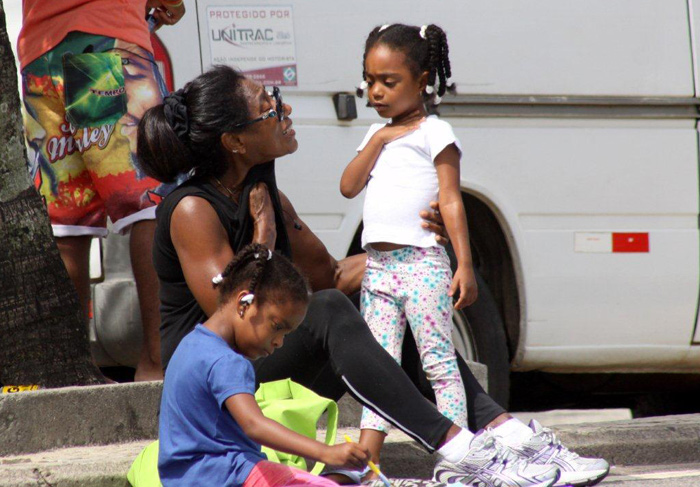 Glória Maria se diverte com as filhas fazendo pintura