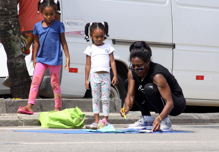 Glória Maria se diverte com as filhas fazendo pintura