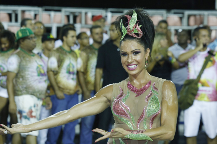 Gracyanne Barbosa brilha no ensaio técnico da Mangueira