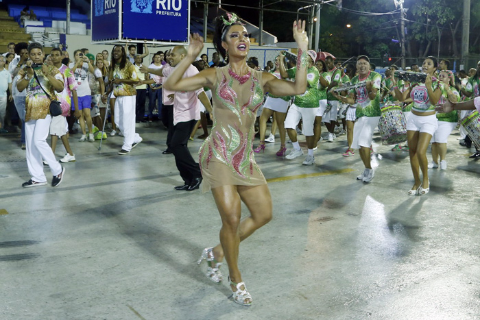 Gracyanne Barbosa brilha no ensaio técnico da Mangueira