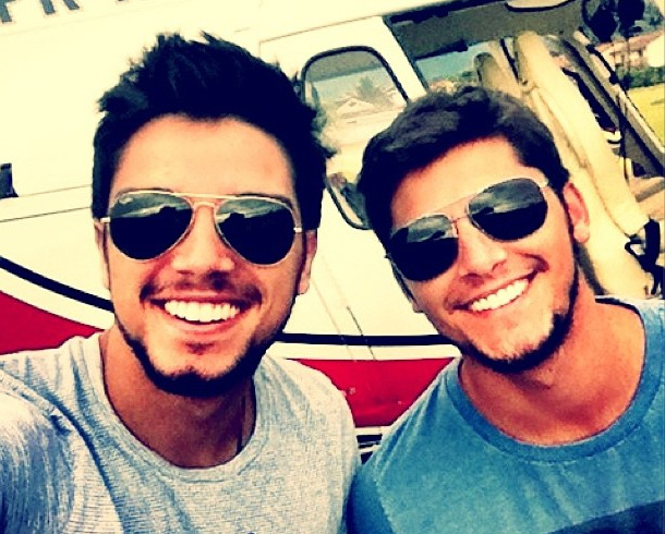 Rodrigo Simas e Bruno Gissoni vão de helicóptero à Paraty