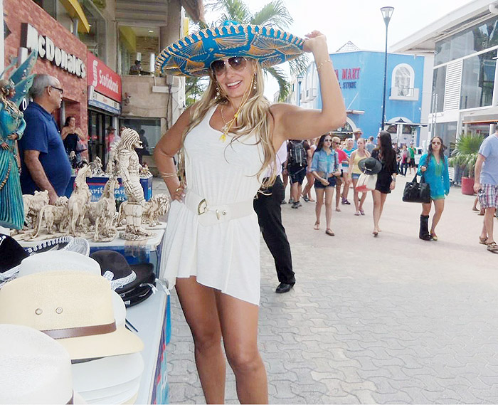 Ângela Bismarchi se diverte com chapéu mexicano de mariachi
