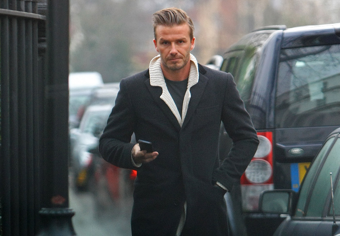 David Beckham caminha tranquilo pelas ruas de Londres