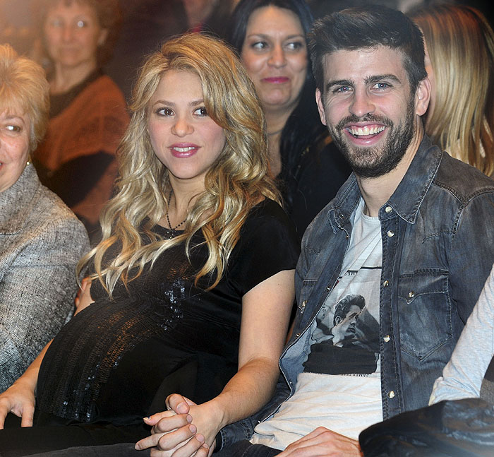 No final de gravidez, Shakira vai a lançamento de livro do pai