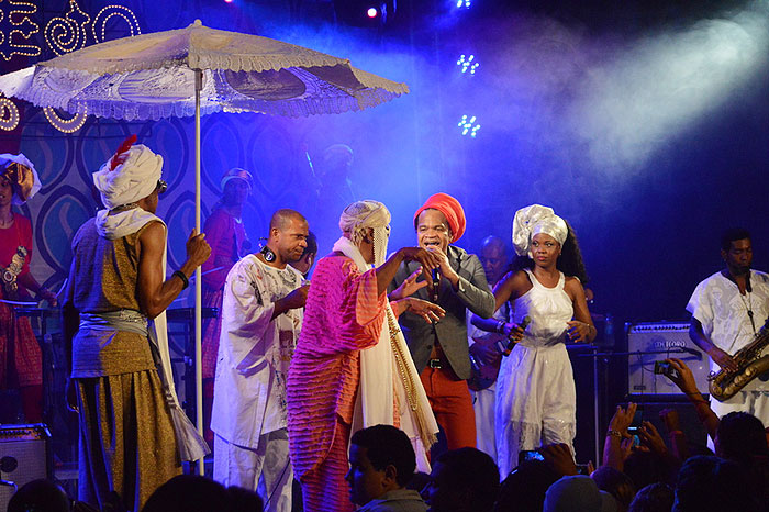 Carlinhos Brown participa de ensaio do Cortejo Afro em Salvador